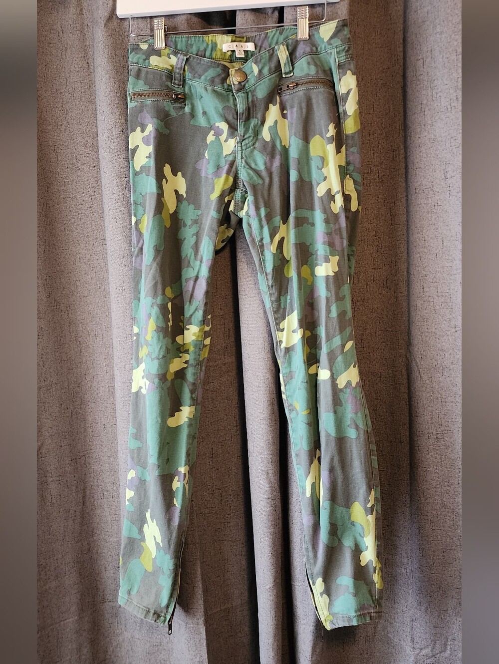CAbi Camo Zipper Seam Pants Women’s Size 2 Green Cargo Skinny Utility Style